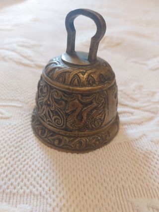 Campana muy antigua con imagenes grabadas