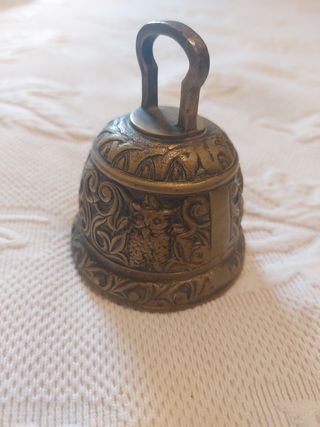 Campana muy antigua con imagenes grabadas