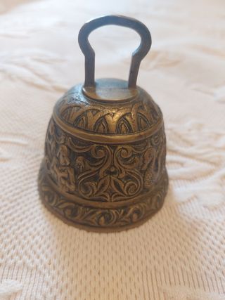 Campana muy antigua con imagenes grabadas