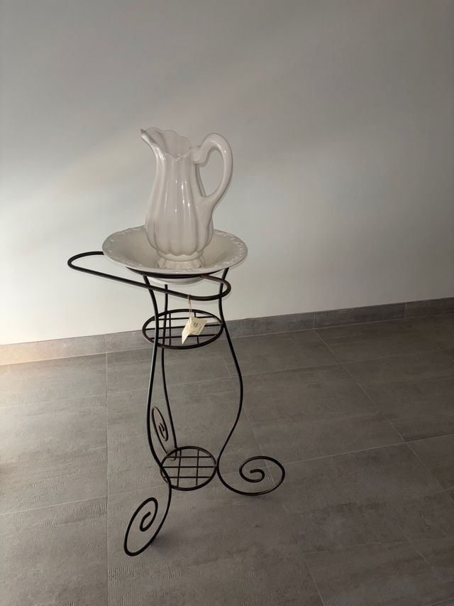 Palanganero de forja blanco y marrón