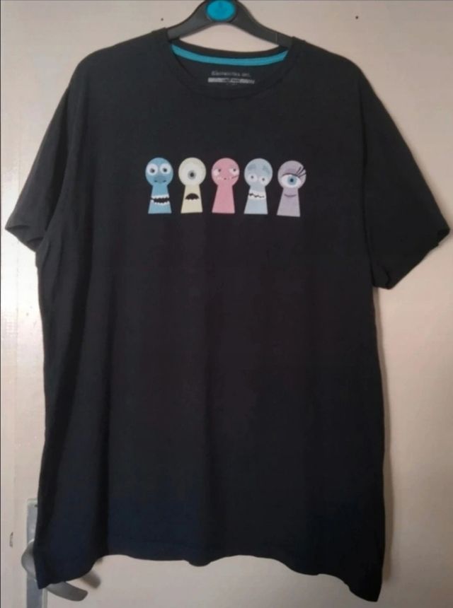 Camiseta negra estampada hombre