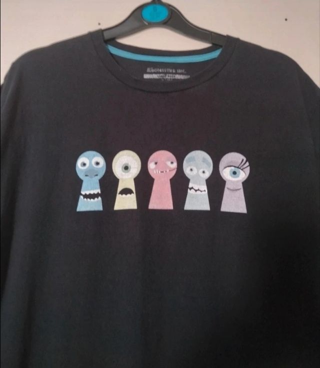 Camiseta negra estampada hombre