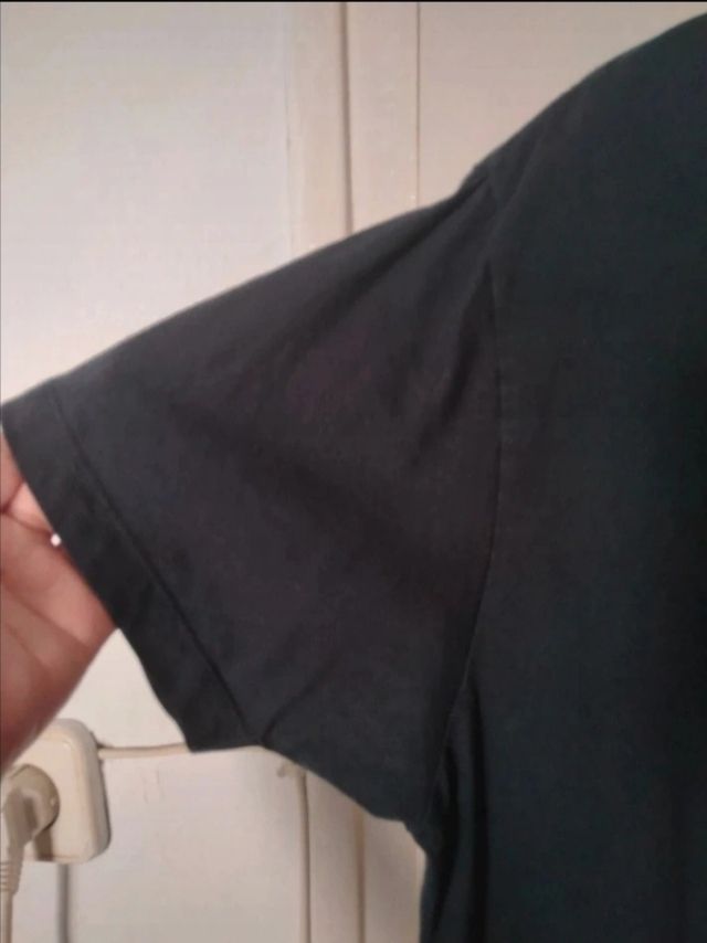 Camiseta negra estampada hombre