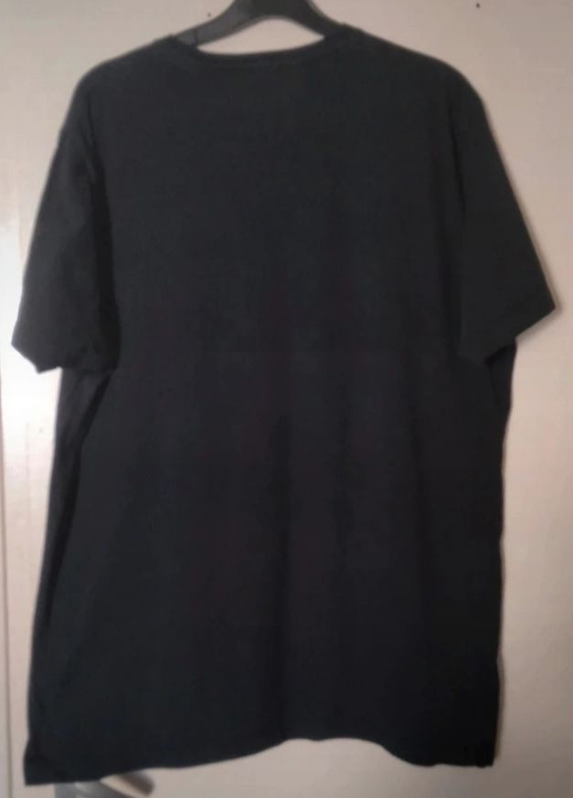 Camiseta negra estampada hombre