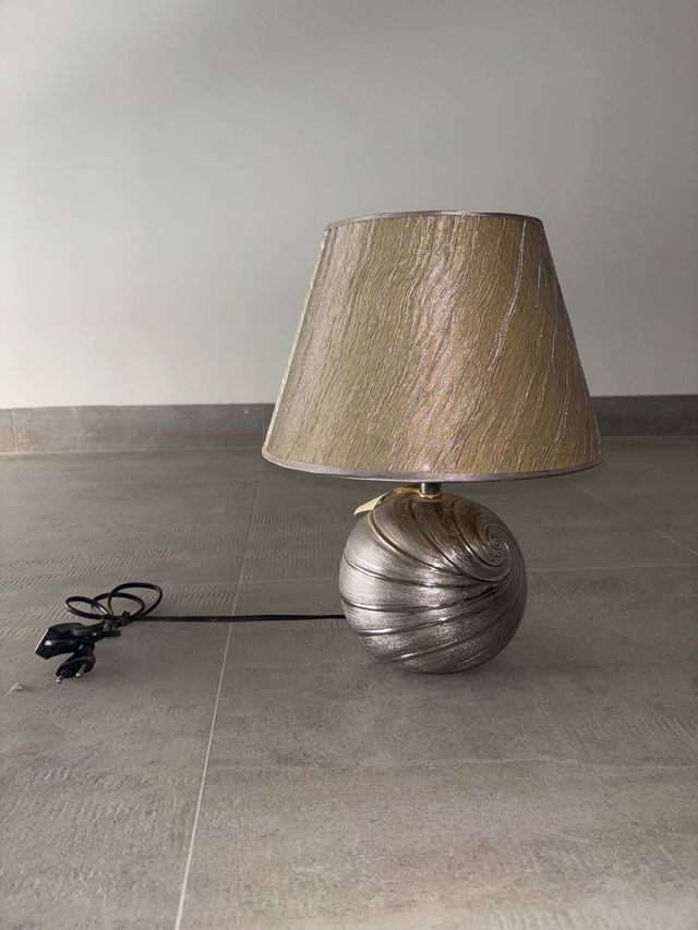 Lampara de mesa - beige y plata