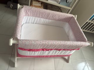 Mini cuna rosa floral de zara home con su colchon