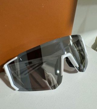 Occhiali da sole bianchi e grigi