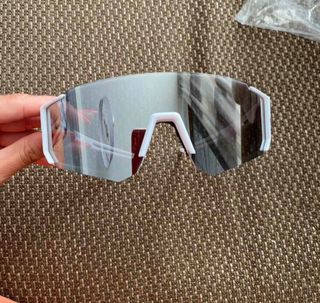 Occhiali da sole bianchi e grigi