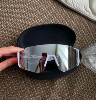 Occhiali da sole bianchi e grigi