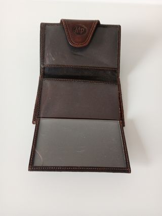 Cartera de piel marrón