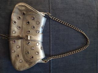Bolso Mango plateado brillante sin usar.