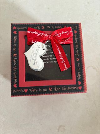 Caja roja y negra para regalo. 