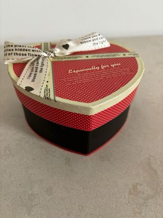 Caja roja y negra para regalo. 