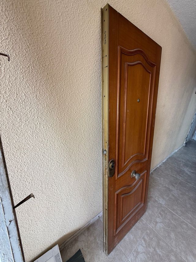 Puerta brindada de madera