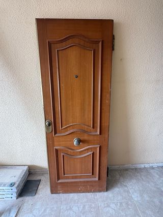 Puerta brindada de madera