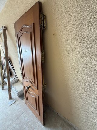 Puerta brindada de madera