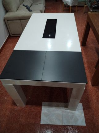 Mesa blanca moderna con detalle negro
