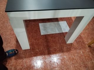 Mesa blanca moderna con detalle negro