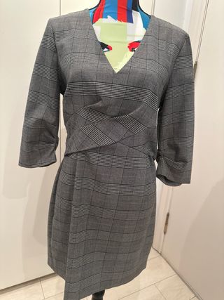 Vestido gris cuadros v-cuello