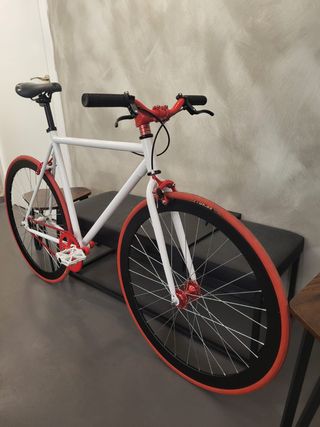 BICICLETA FIXIE CON OPCION DE PIÑON FIJO O LIBRE.