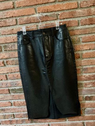Falda midi negra efecto piel