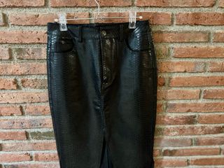 Falda midi negra efecto piel