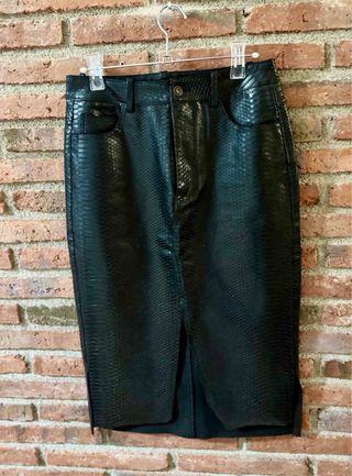 Falda midi negra efecto piel