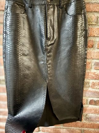 Falda midi negra efecto piel