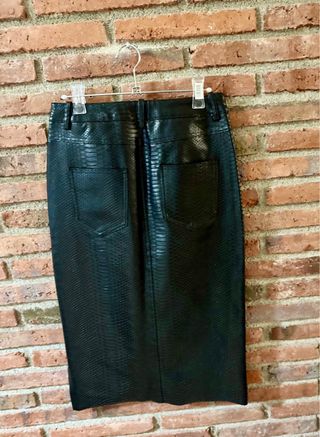 Falda midi negra efecto piel