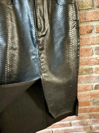 Falda midi negra efecto piel