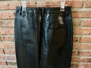 Falda midi negra efecto piel