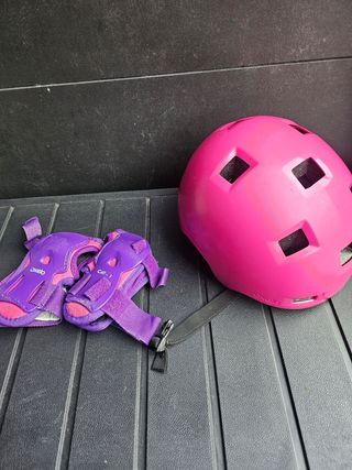 Casco patinaje rosa 52-54cm + manoplas
