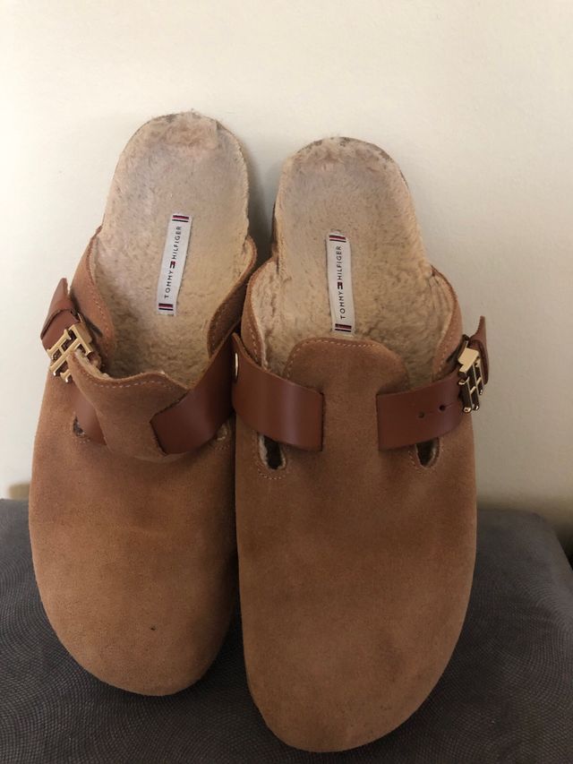Zuecos de piel de serraje de Tommy Hilfiger