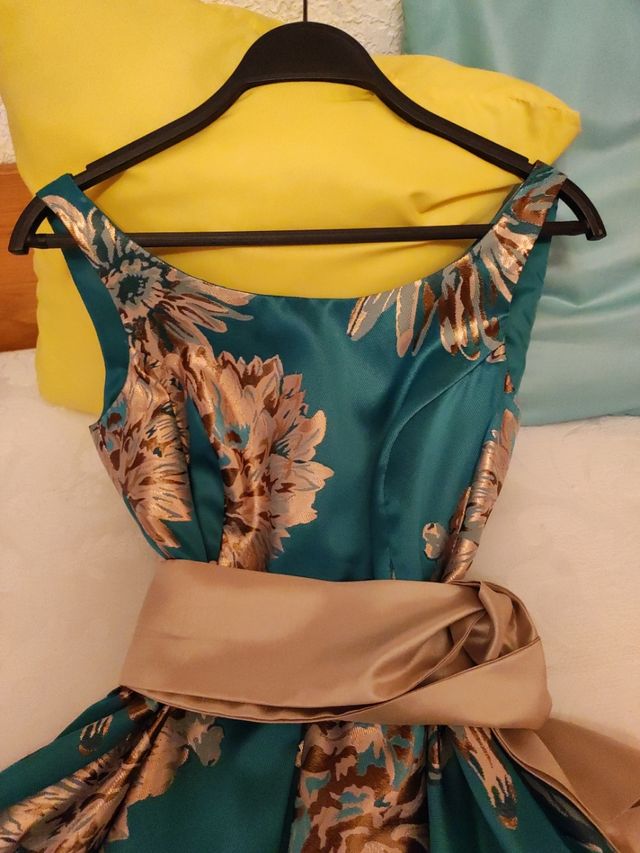 Vestido cóctel o evento.