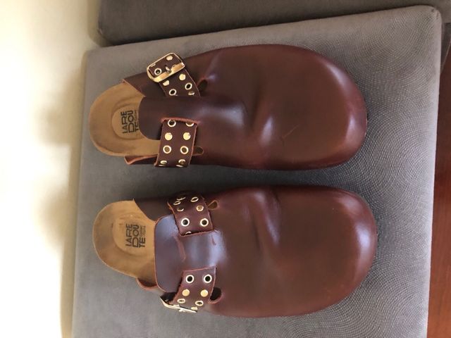 Zuecos de piel marron
