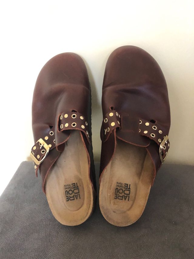 Zuecos de piel marron