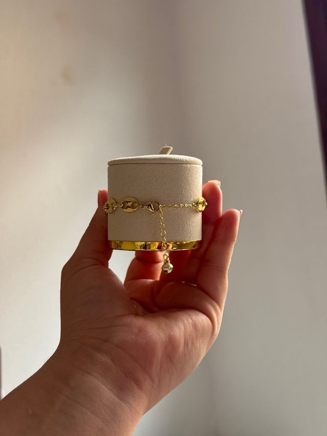 Pulsera grande de Gucci dorada 