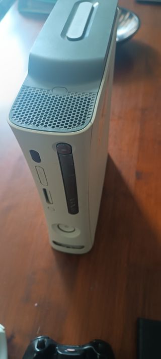 Xbox 360 + 2 mandos + 5 pilas + cargador de baterí