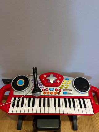 Piano electrónico, son taburete y micrófono.