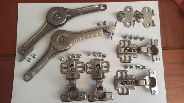 Juego se bisagras para puertas abatibles