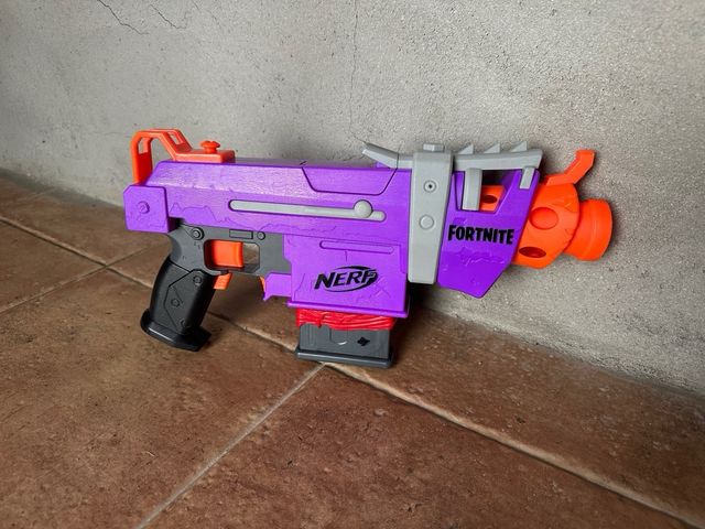 Nerf Fortnite: Pistola de juguete a pilas.