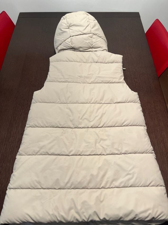 Zara: Chaleco Plumifero acolchado beige - Talla L