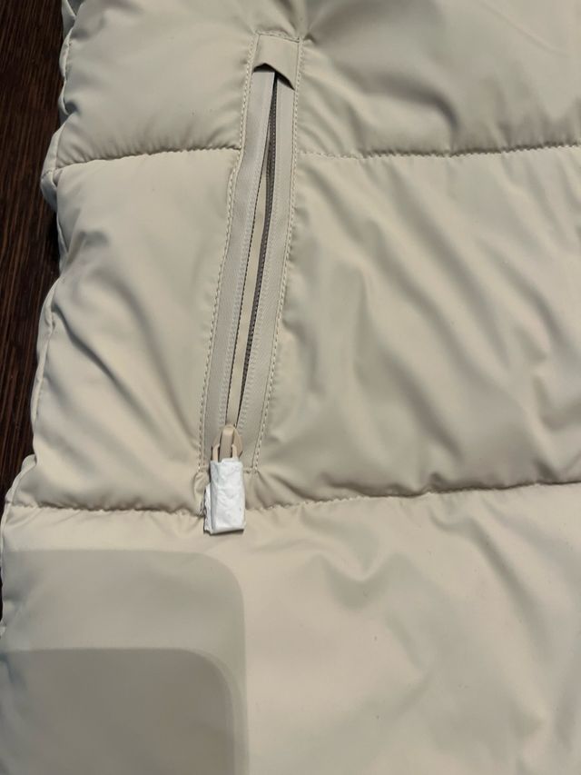 Zara: Chaleco Plumifero acolchado beige - Talla L