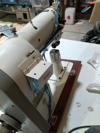 Máquina coser triple arrastre