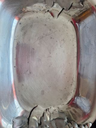 Bandeja de peltre con cubiertos