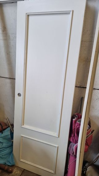 Puerta de madera pintada blanco