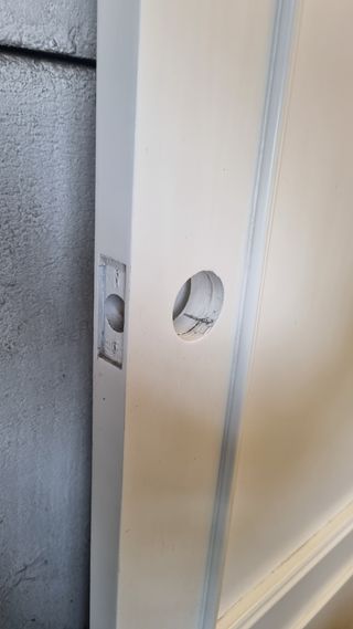 Puerta de madera pintada blanco