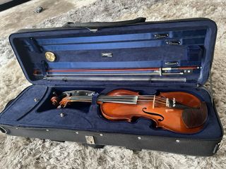 Violín con estuche y accesorios