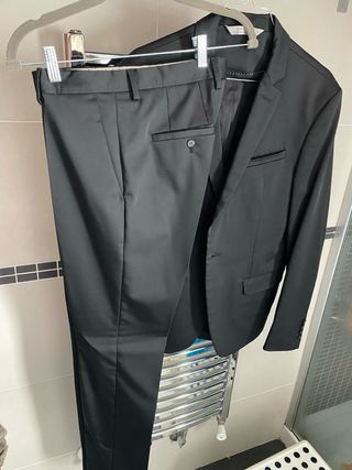 Traje completo negro.