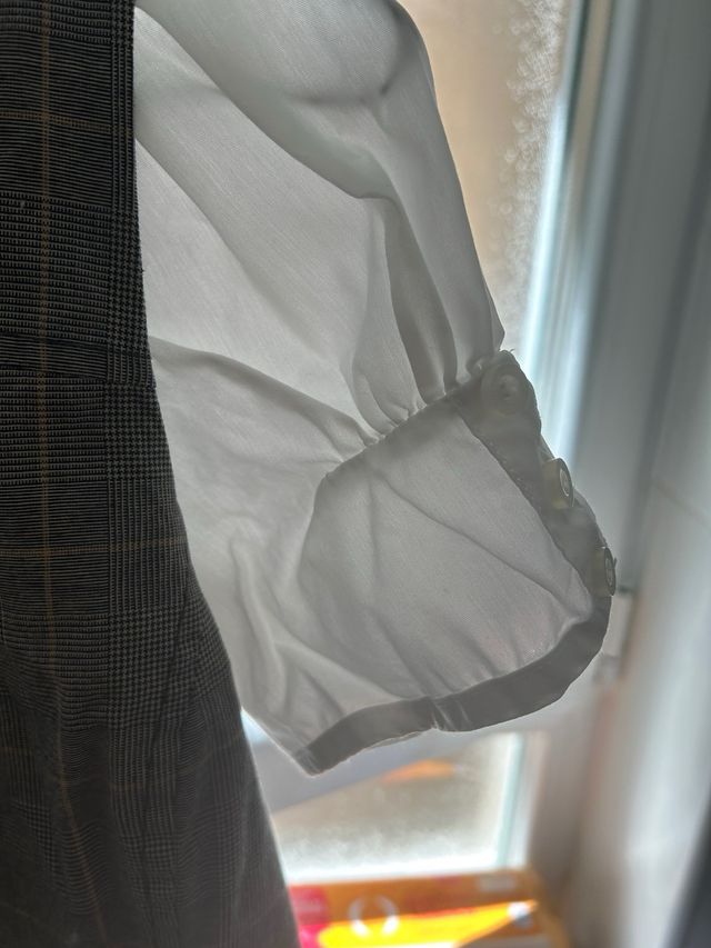 Chaleco y camisa a juego gris y blanco